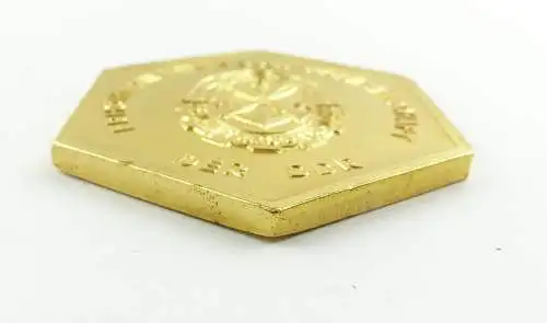 e9362 DDR Plakette GST Meisterschaften im Sportschiessen goldfarben