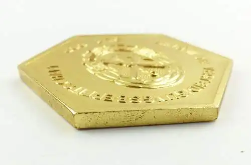 e9362 DDR Plakette GST Meisterschaften im Sportschiessen goldfarben