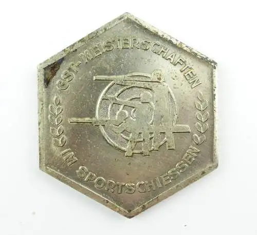 e9361 DDR Plakette GST Meisterschaften im Sportschiessen silberfarben
