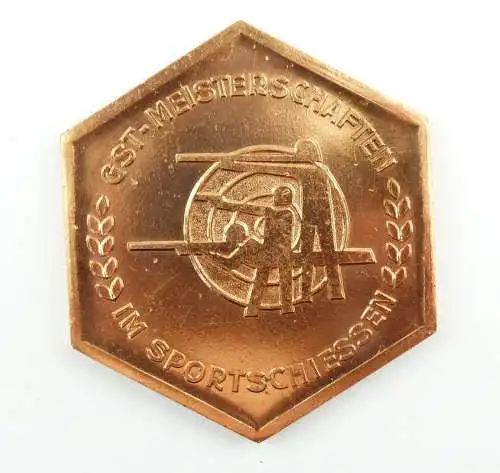 e9360 DDR Plakette GST Meisterschaften im Sportschiessen bronzefarben