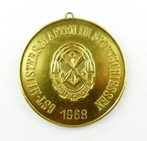 E9331 Alte GST Medaille GST Meisterschaften im Sportschießen 1968 goldfarben DDR