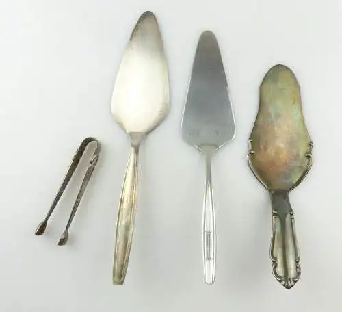 #e8816 3 alte Tortenheber und eine Zuckerzange verschiedene Materialien 