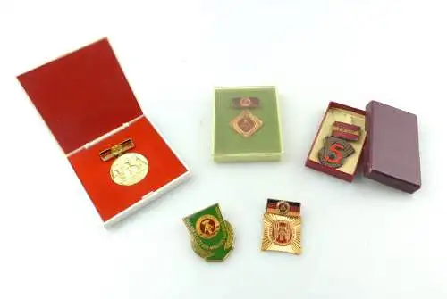 #e8250 Posten verschiedener DDR Abzeichen / Anstecknadeln (5 Teile)