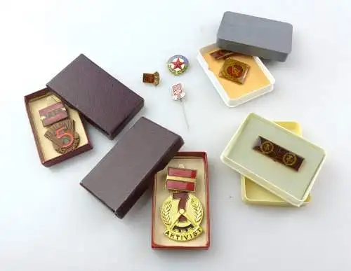 #e8249 Posten verschiedener DDR Abzeichen in OVP ab 1954 (7 Teile)