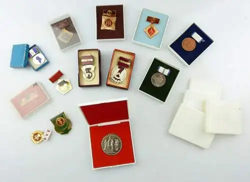 #e8248 Posten verschiedener DDR Orden & Abzeichen 13 Teile + Etuis