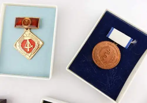 #e8248 Posten verschiedener DDR Orden & Abzeichen 13 Teile + Etuis