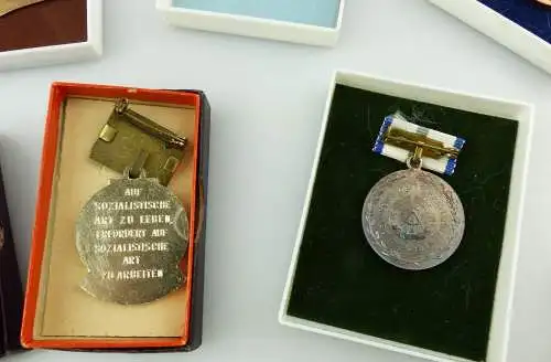 #e8248 Posten verschiedener DDR Orden & Abzeichen 13 Teile + Etuis