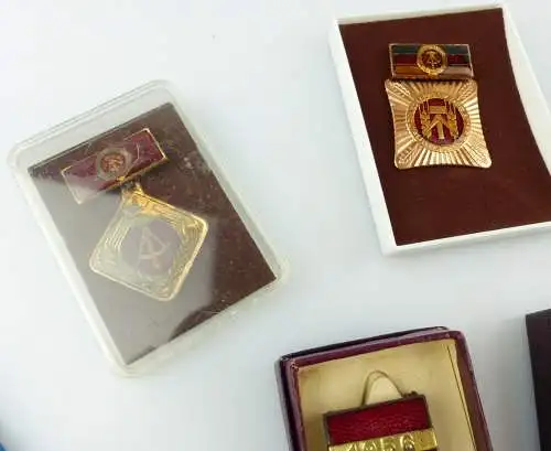 #e8248 Posten verschiedener DDR Orden & Abzeichen 13 Teile + Etuis