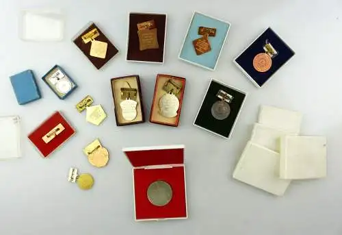 #e8248 Posten verschiedener DDR Orden & Abzeichen 13 Teile + Etuis