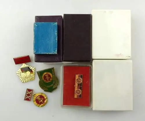 #e8248 Posten verschiedener DDR Orden & Abzeichen 13 Teile + Etuis