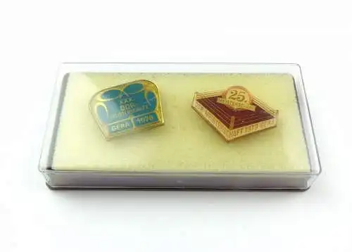 #e7977 2 alte Abzeichen 25 und 30 Jahre DDR-Meisterschaft 1973 und 1978 in Gera