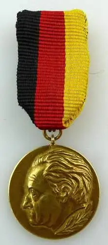 Nationalpreis der DDR 1949 in 750 Gold mit Trägerausweis vgl. Band I Nr. 25 a 