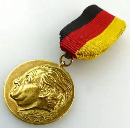 Nationalpreis der DDR 1949 in 750 Gold mit Trägerausweis vgl. Band I Nr. 25 a 
