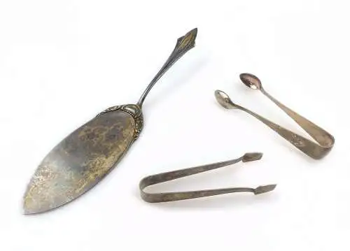 #e7858 1 Alpacca Tortenheber und 2 versilberte Zuckerzangen 