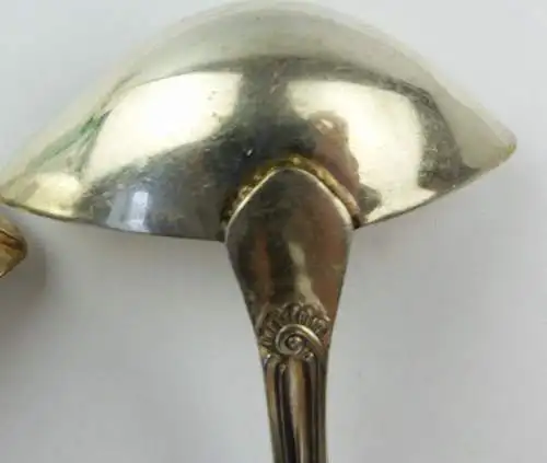#e7745 2 Soßenkellen mit Barock Muster in 90er Silberauflage