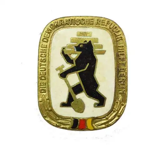 #e7461 Emaille Abzeichen die deutsche demokratische Republik hilft Berlin DDR