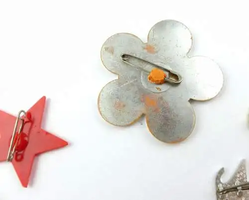 #e7074 Konvolut verschiedener DDR Abzeichen / Anstecknadeln