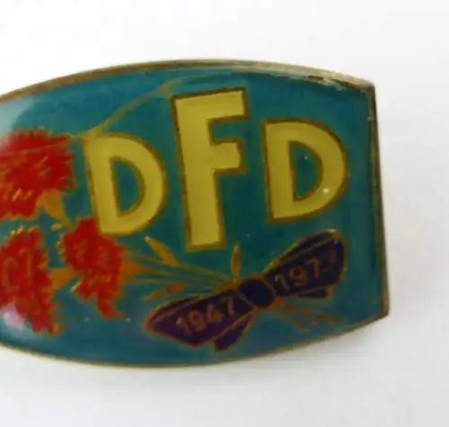 #e7071 Kleine Sammlung verschiedener DDR Abzeichen MM DSR Lines DFD