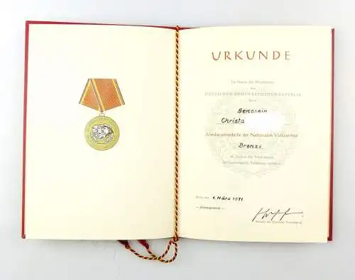 #e6877 DDR Frauen-Urkunde für Verdienstmedaille der NVA in Bronze 1971 verliehen