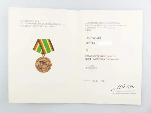 #e6750 Urkunde: Medaille für treue Dienste in der NVA in Gold 1982 Unterleutnant