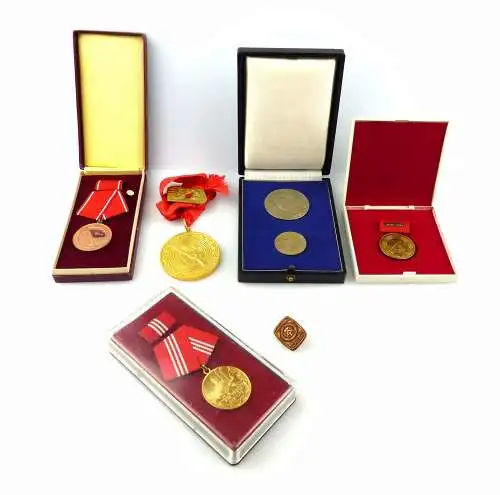 #e6109 Kleines Konvolut verschiedener DDR Abzeichen / Anstecknadeln