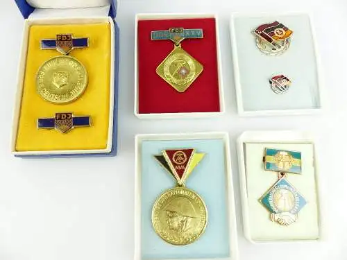 Konvolut 5 Abzeichen: 7 Teile NVA, FDJ Lehrlingskollektiv e1645