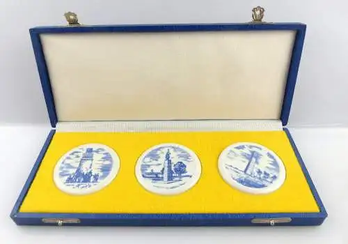 3 Medaillen im Etui: Weimarer Porzellan DDR Gedenkstätten e1458