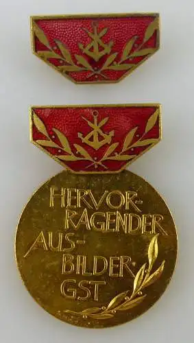 GST Medaille Hervorragender Ausbilder der GST Gold vgl. Band VII Nr. 12b, GST12b