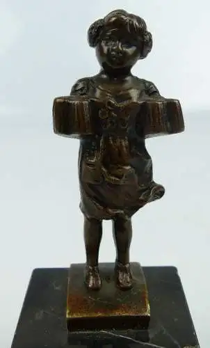 original alte Bronze, Bayrisches Mädchen mit Bierkrügen siegniert JFFLAND, un065