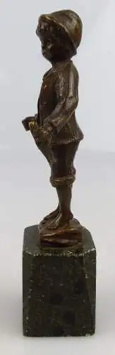 original alte Bronze Junge mit Fisch in der Hand un064