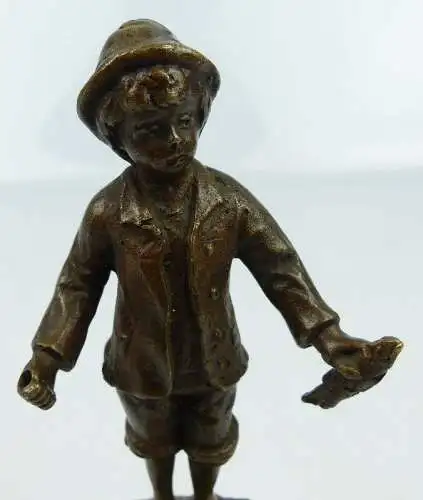 original alte Bronze Junge mit Fisch in der Hand un064