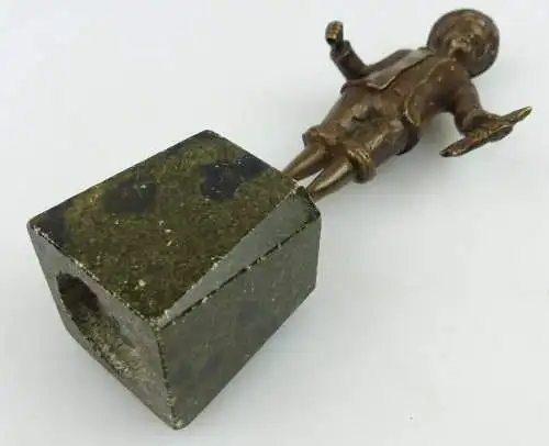 original alte Bronze Junge mit Fisch in der Hand un064