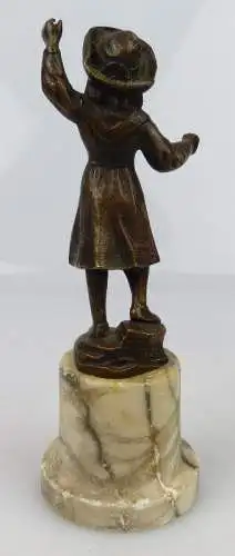 original alte Bronze Mädchen mit Hut hinten signiert un063