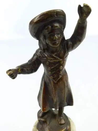 original alte Bronze Mädchen mit Hut hinten signiert un063