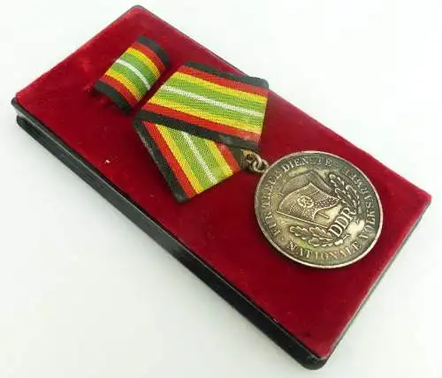 Medaille für treue Dienste in der NVA in 900 Silber, Punze 6, Orden952