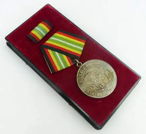 Medaille für treue Dienste in der NVA in 900 Silber, Punze 8, Orden951