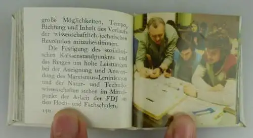 Minibuch: Jugend in der DDR überreicht an Verlagschef der Jungen Welt, Buch1533