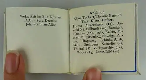 Minibuch: Jugend in der DDR überreicht an Verlagschef der Jungen Welt, Buch1533