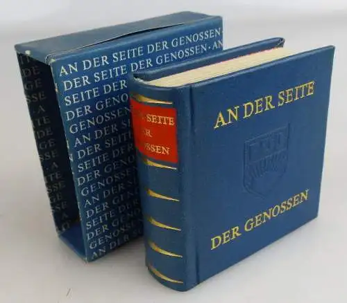 Minibuch An der Seite der Genossen überreicht an Verlagschef Junge Welt Buch1528