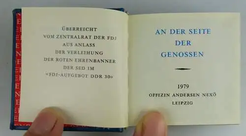 Minibuch An der Seite der Genossen überreicht an Verlagschef Junge Welt Buch1528