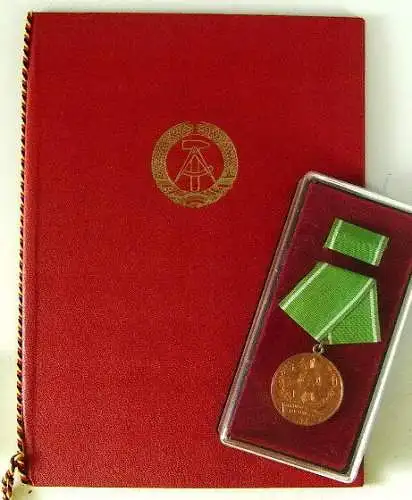 DDR Medaille ausgezeichnete Leistungen mit Urkunde 1969