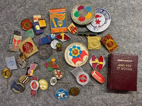 Position original alte DDR Orden Abzeichen und 1 Minibuch y0130