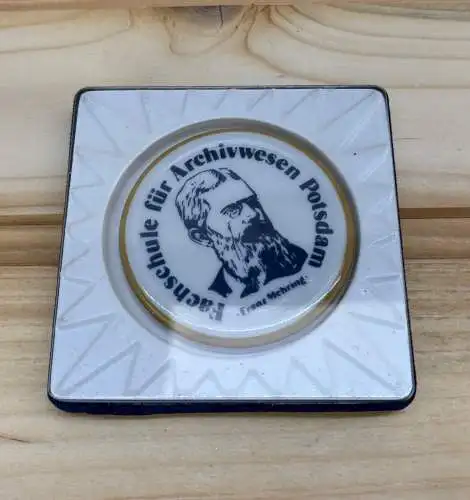 Medaille Fachschule für Archivwesen Potsdam Franz Mehring aus Porzellan y0136