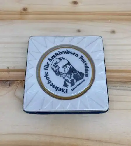 DDR Medaille in OVP Fachschule für Archivwesen Potsdam in OVP Porzellan y0139