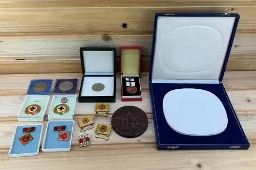 1 Position Orden Medaillen und Abzeichen überwiegend Rotes Kreuz DDR y0160