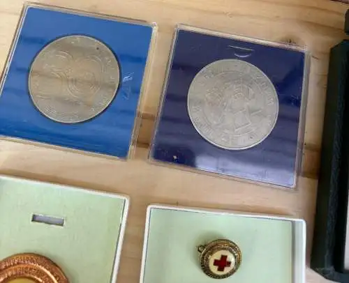 1 Position Orden Medaillen und Abzeichen überwiegend Rotes Kreuz DDR y0160
