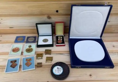 1 Position Orden Medaillen und Abzeichen überwiegend Rotes Kreuz DDR y0160