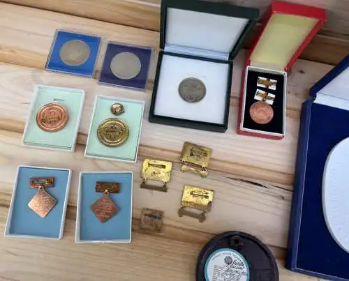 1 Position Orden Medaillen und Abzeichen überwiegend Rotes Kreuz DDR y0160