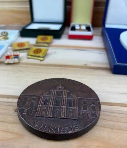 1 Position Orden Medaillen und Abzeichen überwiegend Rotes Kreuz DDR y0160