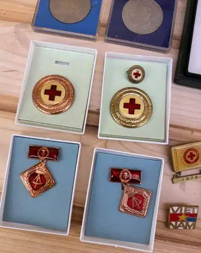 1 Position Orden Medaillen und Abzeichen überwiegend Rotes Kreuz DDR y0160